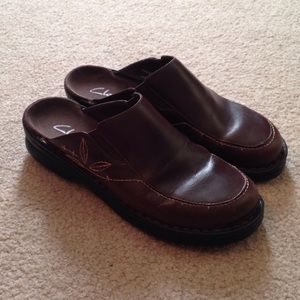 Clarks clogs size 9