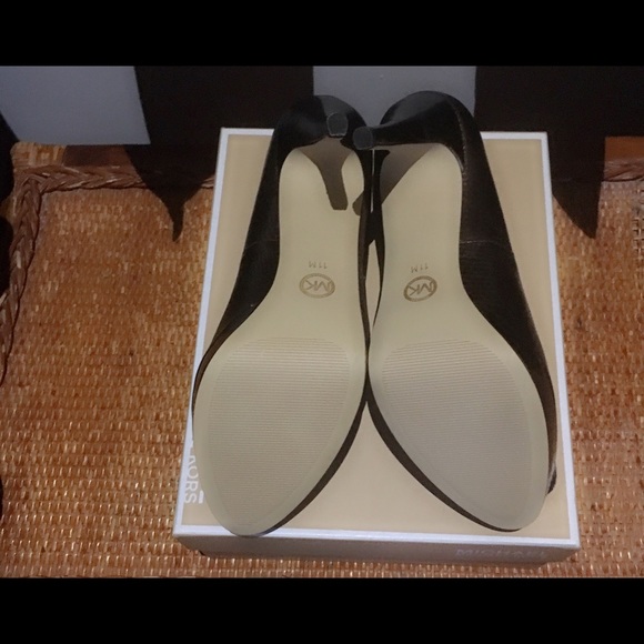 Michael Kors Platform Pump - Embossed Leather - Picture 3 of 4