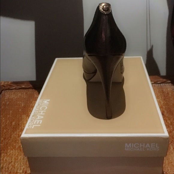 Michael Kors Platform Pump - Embossed Leather - Picture 4 of 4