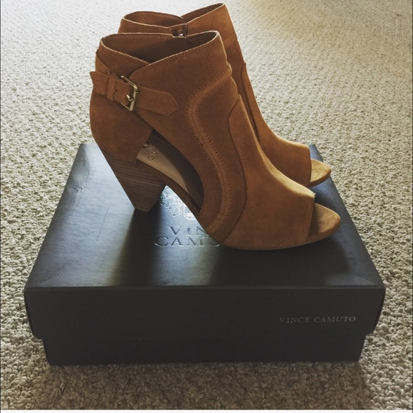 🎉 HP 🎉 NWT Vince Camuto Suede Ennley Bootie