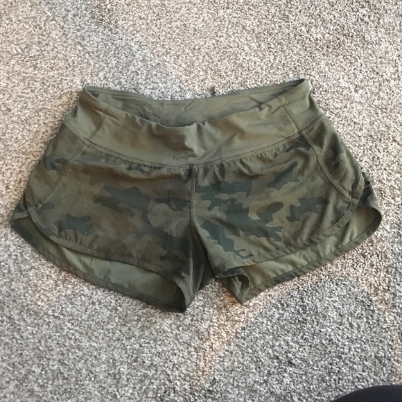 Lululemon camo shorts size 6