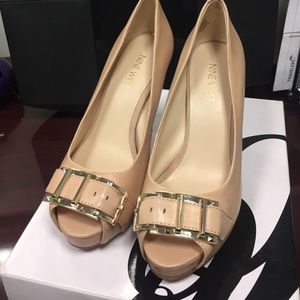 Nude peep toe pumps