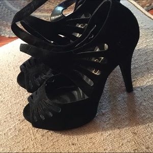 Jessica Simpson black pumps