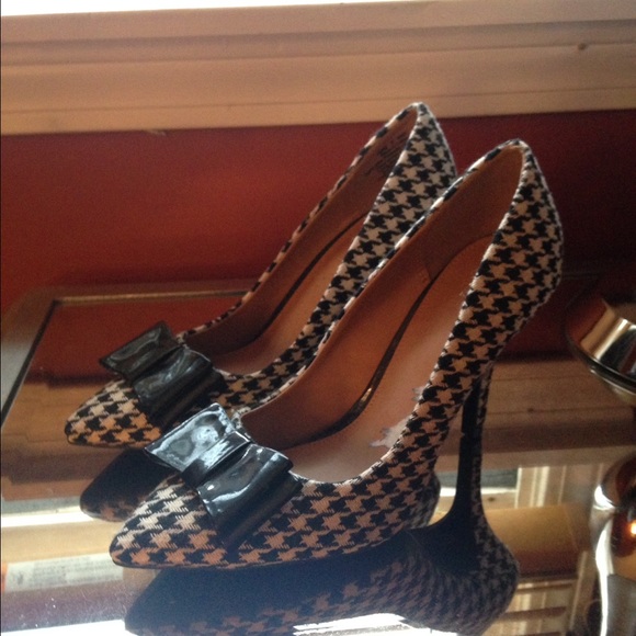 Apt 9 houndstooth pumps