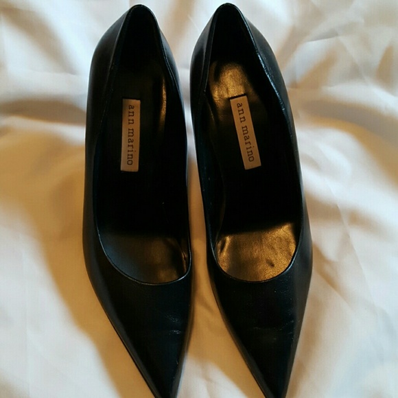 Ann Marino black pumps