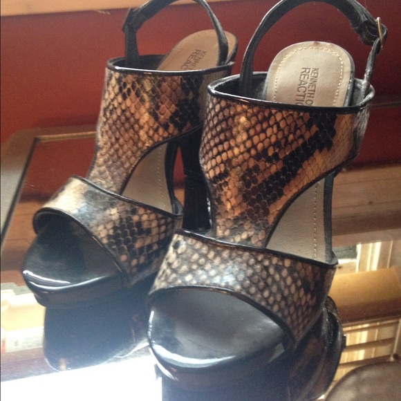 Kenneth Cole sandals - Picture 1 of 2