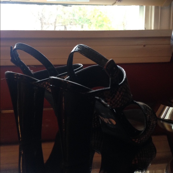 Kenneth Cole sandals - Picture 2 of 2