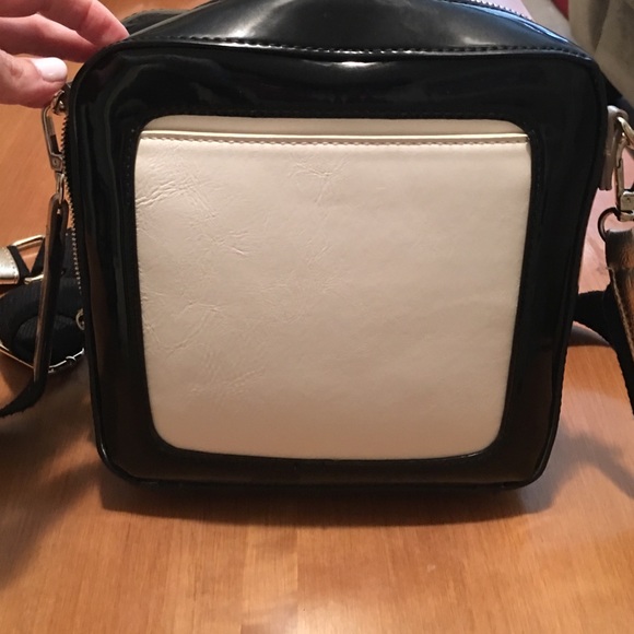 Boutique black and white purse!!