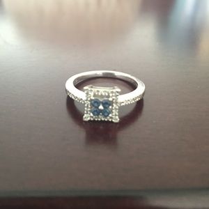 14k white gold and blue sapphire ring