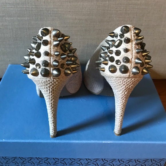 Shoes - Picture 3 of 4