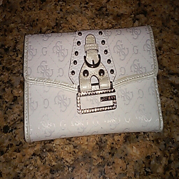 Guess Wallet for woman . White. Medium.Tri.Folded.
