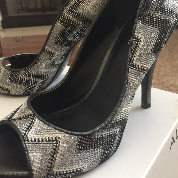 Formal dress heels. - Picture 3 of 3