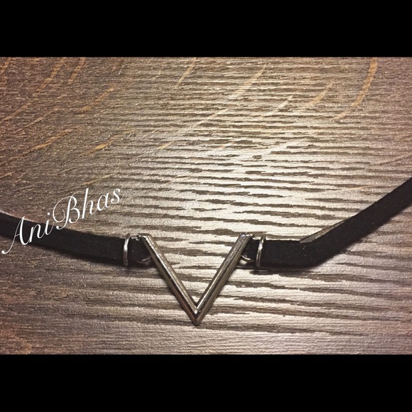 V Velvet Thin Choker - Picture 2 of 3