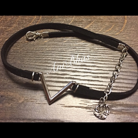 V Velvet Thin Choker - Picture 3 of 3
