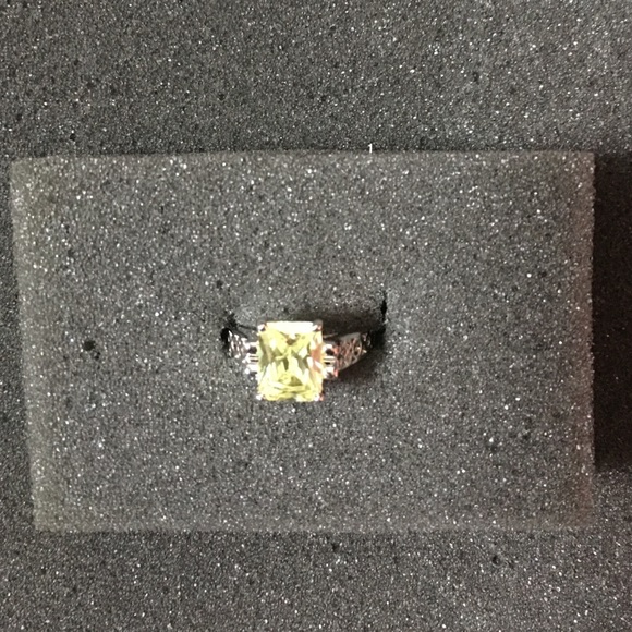 Lia Sophia ring, New. - Picture 2 of 3