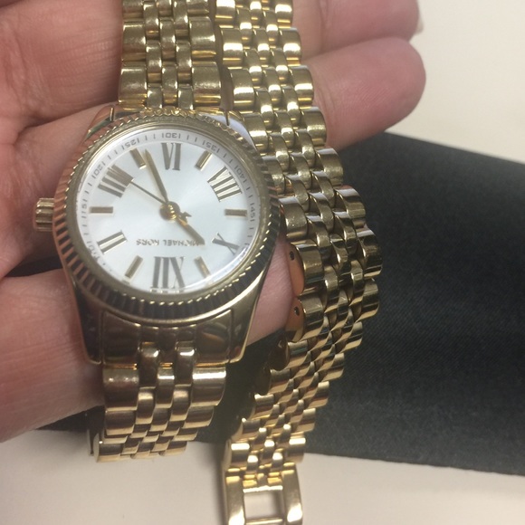 Michel Kors women\'s Double-Wrap Lexington Watch .