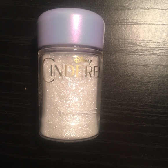 Mac Cinderella Pigment Reflects Pearl