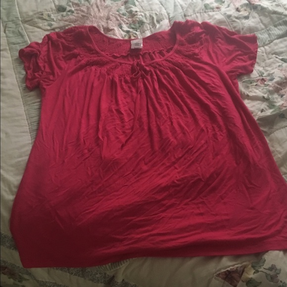 BOGO ITEM 💜 t-shirt. Super cute detailed!!