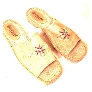 Andre assous raffia sandal size 9