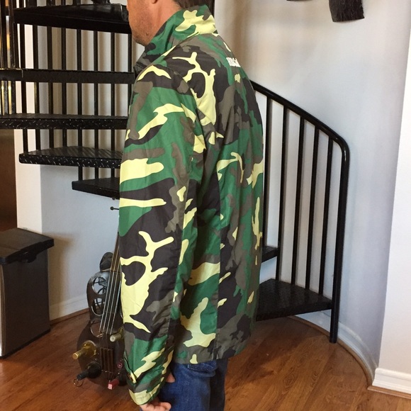 Green Camo Jacket zipper and button, zip pockets - Picture 3 of 4