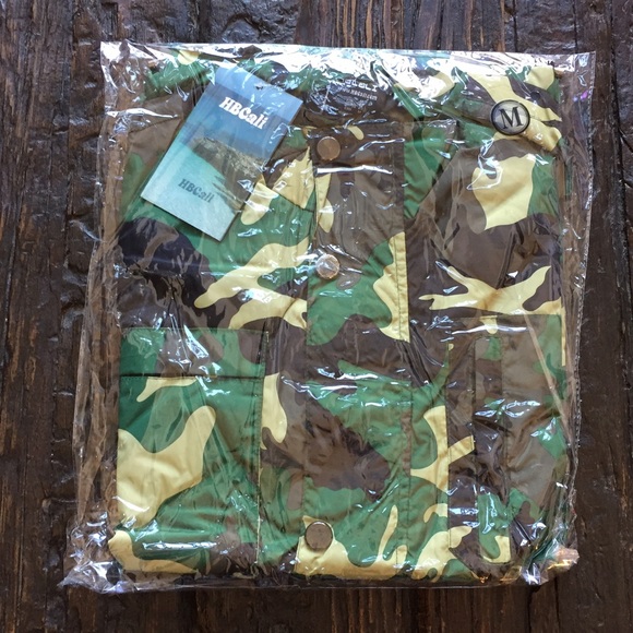 Green Camo Jacket zipper and button, zip pockets - Picture 4 of 4