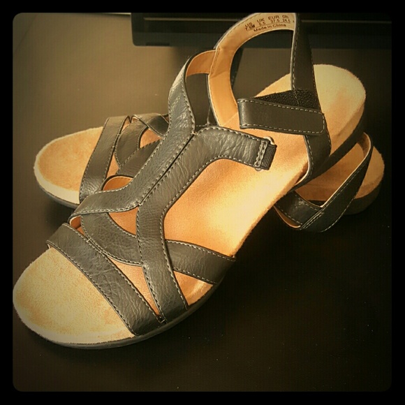 Brand NEW Naturalizer Sandals