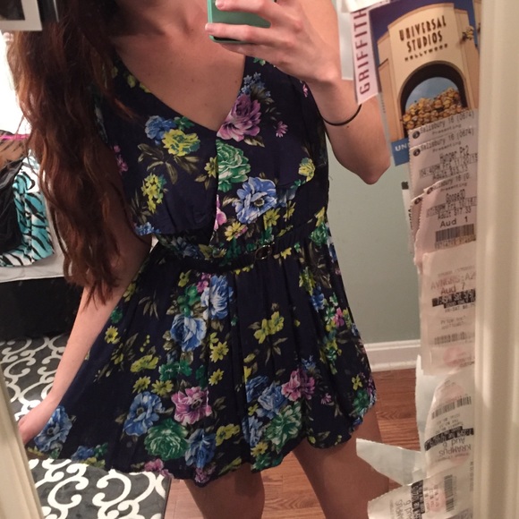 Adorable floral dress with stretchy belt - Picture 2 of 4