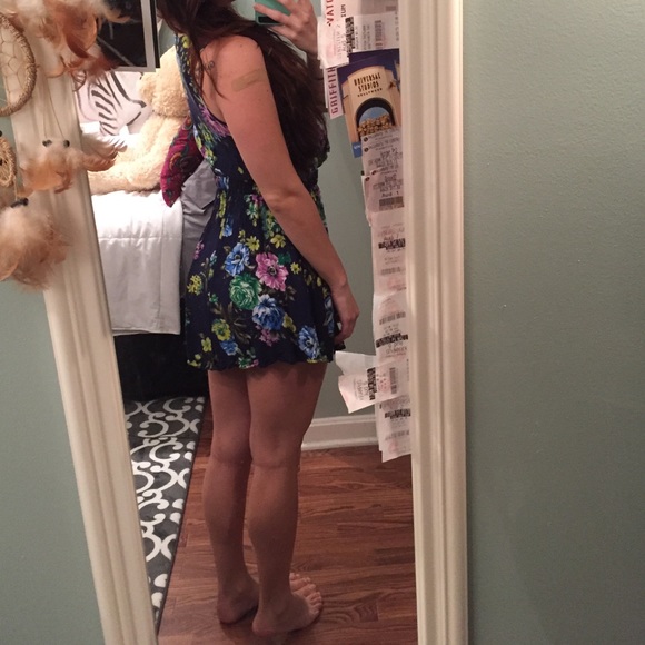 Adorable floral dress with stretchy belt - Picture 3 of 4