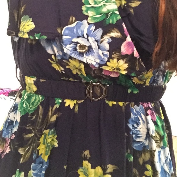 Adorable floral dress with stretchy belt - Picture 4 of 4