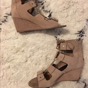 Dolce Vita Lucia taupe suede lace up wedges 7