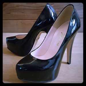 Black hidden platformed high heels