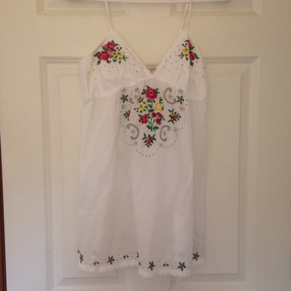 White tank with embroidered flower design - Picture 1 of 4