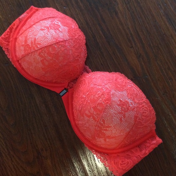 BRAND NEW 36C VS Lacey Strapless Bra 💋