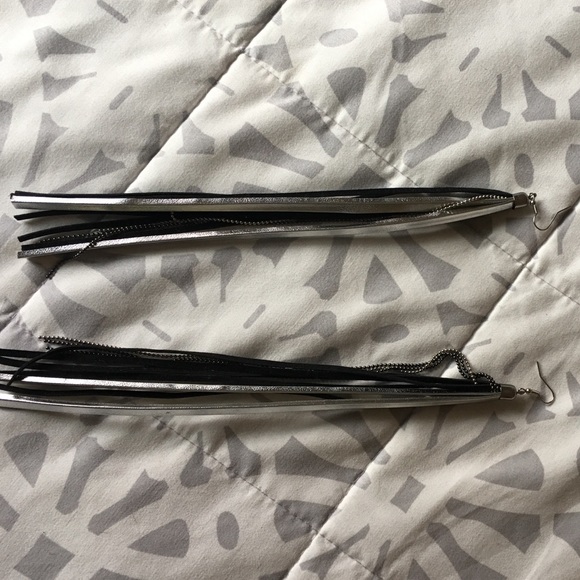 Beautiful faux leather and chain earrings - Picture 1 of 4