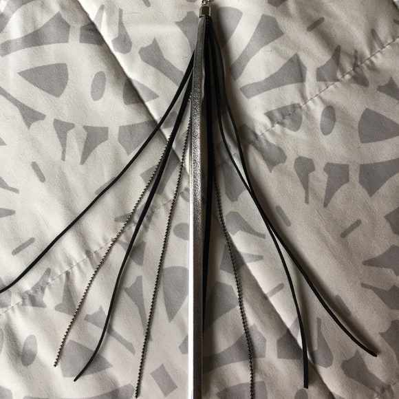 Beautiful faux leather and chain earrings - Picture 2 of 4