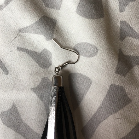 Beautiful faux leather and chain earrings - Picture 3 of 4