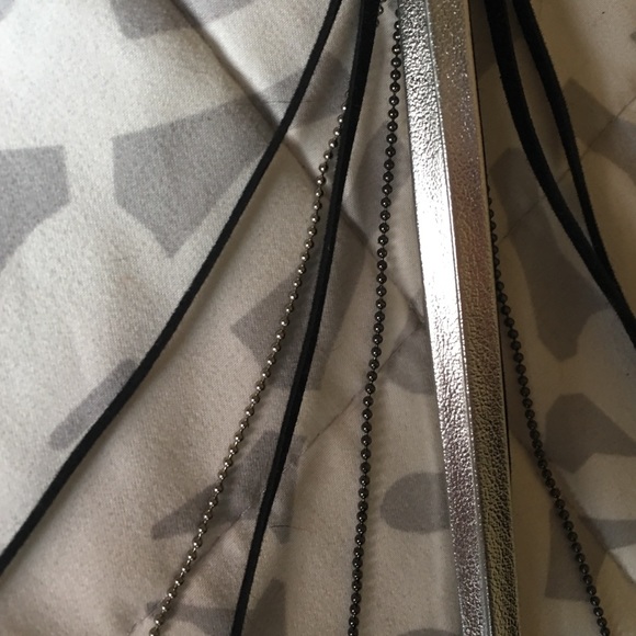 Beautiful faux leather and chain earrings - Picture 4 of 4