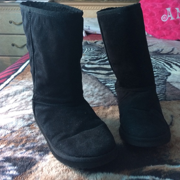 Black winter boots