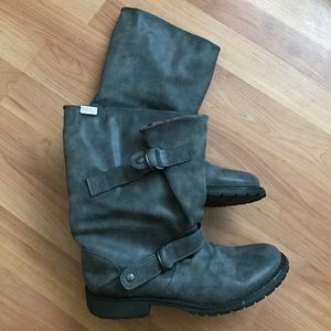 Gray boots with adjustable calf