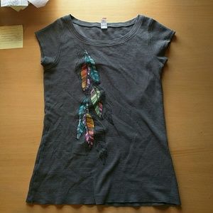 Lucy feather decal t-shirt