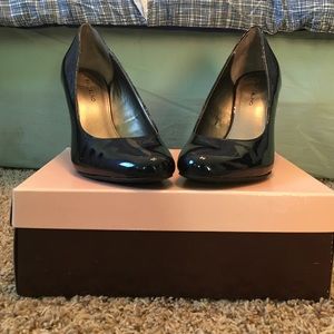 Navy blue shiny Bandolino heels!