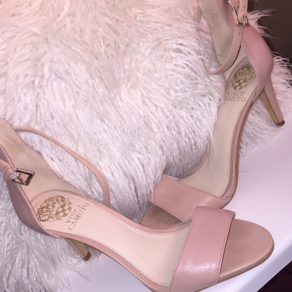 VINCE CAMUTO NUDE HEELS