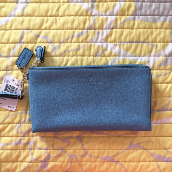SALE! Coach leather double wristlet. NWT! ❤️️
