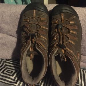 Boys size 5/women's size 7 Keen shoes.