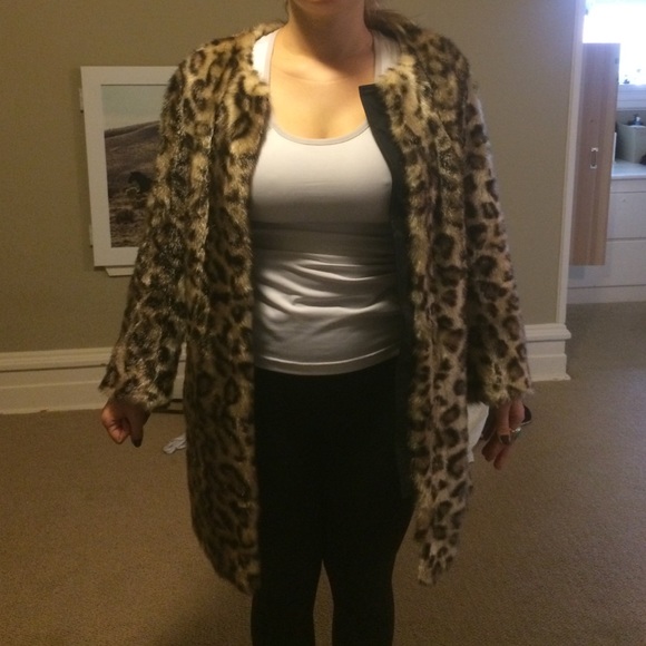 GUESS Flattering leopard/cheetah faux fur coat