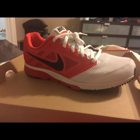 NIKE ZOOM FLY ' SIZE 9.5, WORN ONCE!!!