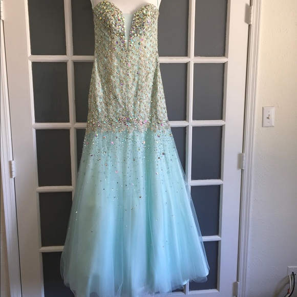 Tony Bowls Sparkling formal dress, Size 6