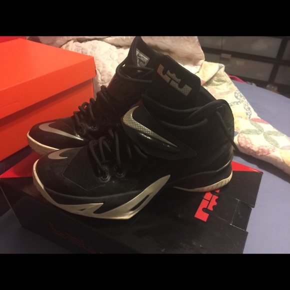 LEBRON VIII SOLDIERS ' SIZE 9.5 GOOD CONDITION!!!