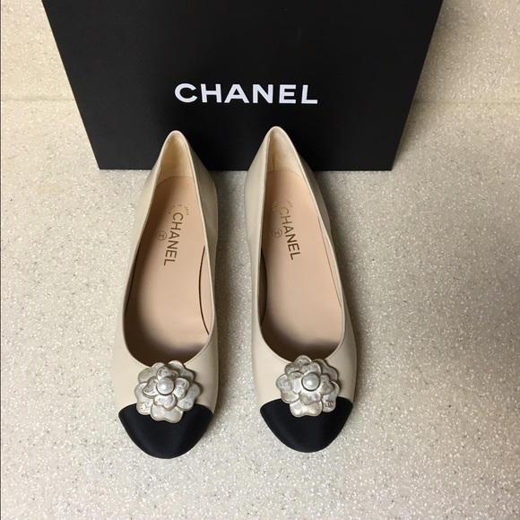 CHANEL Camellia Calfskin Flat Beige/Black Size 11B - Picture 2 of 4