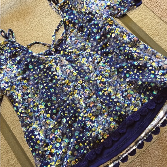 Off the Shoulder~Sz XS~Top - Picture 3 of 4